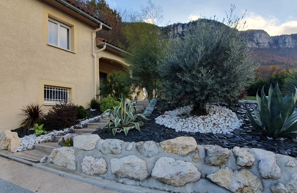 Avant Entretien harmonieux d’un jardin à Saint-Ismier (Isère)