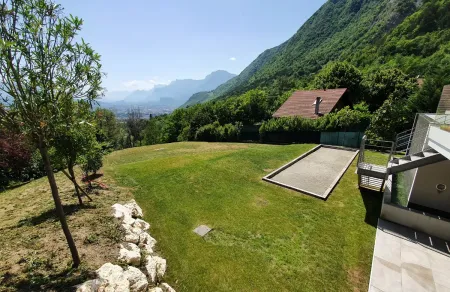 Chantier de tonte de pelouse à La Tronche (Isère)