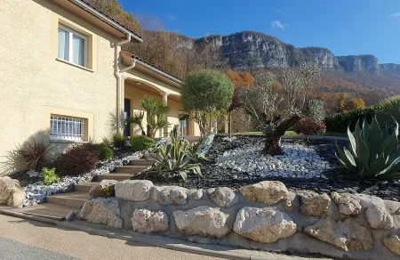 Entretien harmonieux d’un jardin à Saint-Ismier (Isère)