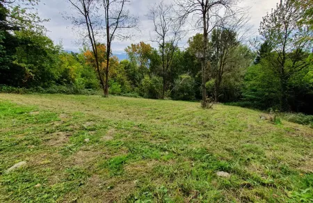 Fauchage d'une zone enherbée à Biviers